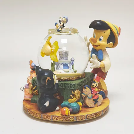 Speldosa/Snöglob, The Disney Store, Pinocchio, spelar "Toyland", rörlig del inuti globen, funktionstestad, basens diameter ca Ø19cm, höjd ca 21cm, originalförpackning