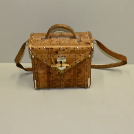 Näverväska, handgjord med läderremmar och nitar, mått 12x20x22cm, i använt skick.