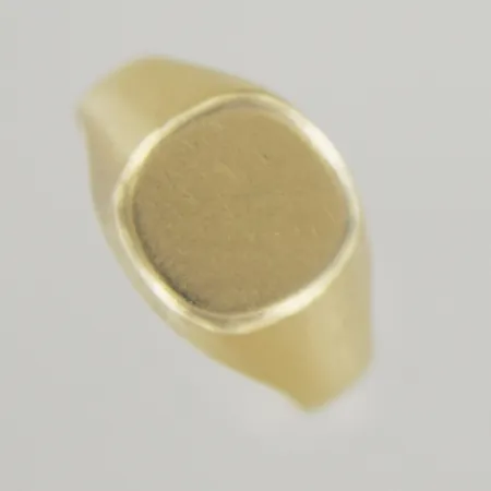 Ring, Ø 21 mm, bredd 13,4 mm, graverad, 18K Vikt: 6,4 g