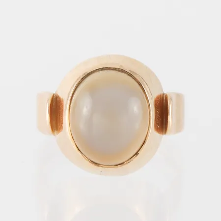 Ring med sten,gravyr,storlek 17 mm, bredd 2.8-14.9 mm,18k. Vikt: 4,9 g