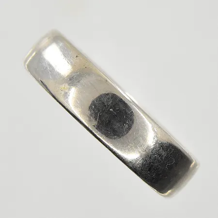 Ring Schalins, stl 20¼, bredd 6 mm, gravyr, vitguld, 18K. Vikt: 9,8 g