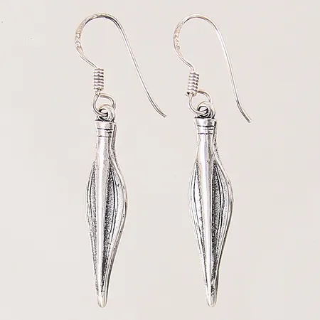 Ett par örhängen, längd: 45mm, bredd: 3,2-7,3mm, silver 925/1000 Vikt: 2,6 g