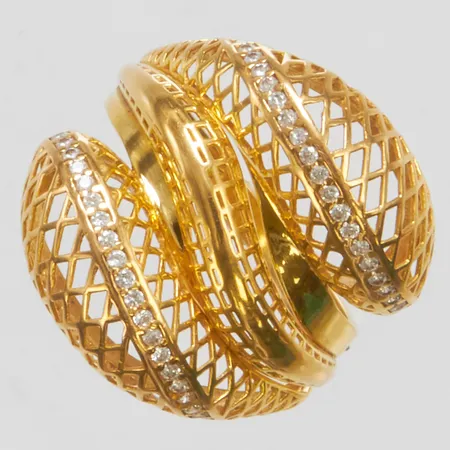 Ring, vita stenar, stl 18½, höjd 0,9-7,5mm, bredd 2,5-22,7mm, genombruten dekor, 21K Vikt: 6,9 g