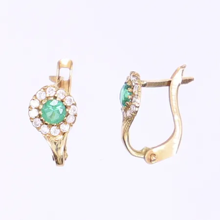 Ett par örhängen med vita och gröna stenar, defekt, 18K Bruttovikt: 1,5g Vikt: 1,5 g