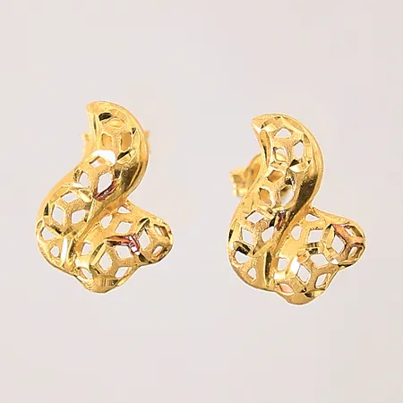 Ett par örhängen med genombruten dekor, längd: 11mm, bredd: 4-11,4mm, något skeva stift, 21K Vikt: 2,7 g