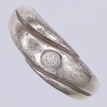 Ring med vit sten, stl 17½, 925/1000 silver Vikt: 4,5 g