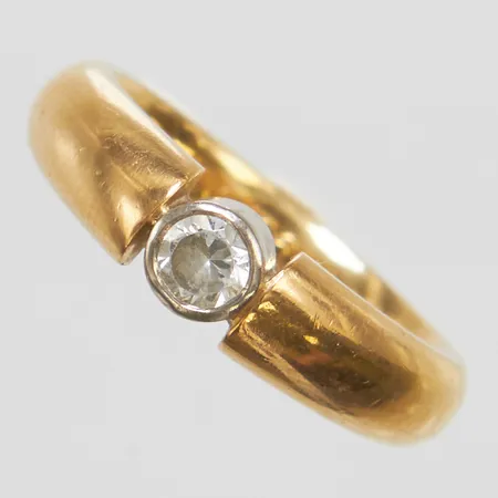 Ring, vit sten, stl 16, bredd 3,6-4,9mm, gravyr, 18K Vikt: 7,3 g