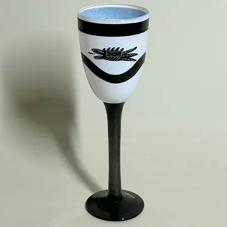 Glaspokal från Kosta Boda Caramba av Ulrica Hydman Vallien, höjd 25cm Ø 7,5cm, signerad nr 99036, handmålad