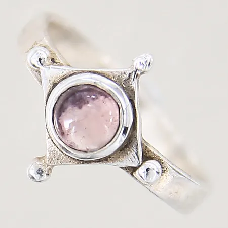 Ring med lila sten, stl: 16, bredd: 2,8mm, silver 925/1000 Vikt: 2 g
