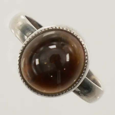 Ring med brun sten, möjligen rökkvarts, stl 1¼, bredd 12mm, 925/1000 silver Vikt: 3,7 g