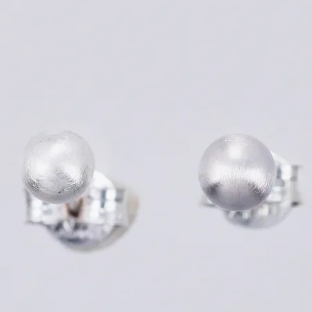 Ett par örhängen, Ø ca 4mm, GHA, 925/1000 silver Vikt: 0,5 g
