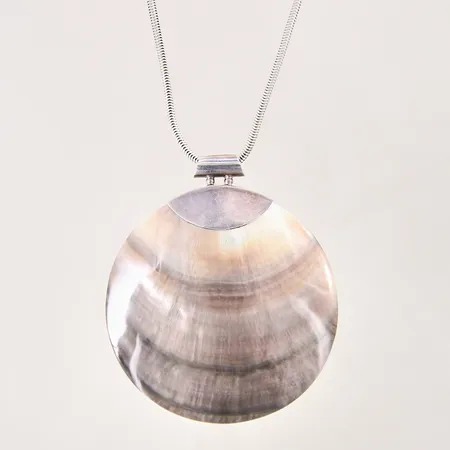 Collier ormlänk med integrerat hänge snäckskal, längd: 49,5cm, bredd: 2,4-74,4mm, kedja något skev, silver 925/1000 Vikt: 38,2 g