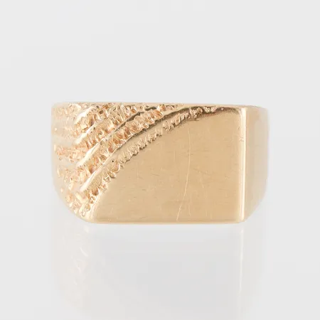 Klackring mönstrad, Bengt Hallberg Köping,storlek 18 ¼ mm, bredd 3-11.3 mm,18k. Vikt: 6,4 g