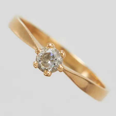 Ring, vit sten, stl 17¼, höjd 1-5,6mm, bredd 2,2-4,5mm, 18K Vikt: 1,9 g