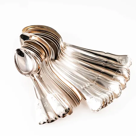 Diverse graverade silverskedar. Vikt: 593,6g.