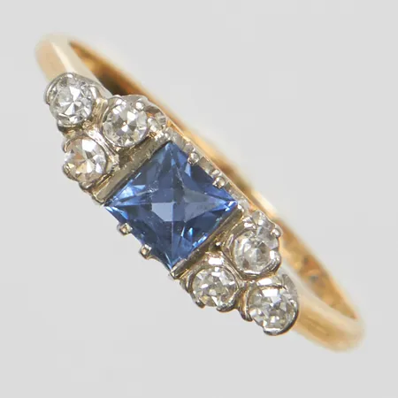 Ring, safir, diamanter 6x ca 0,02ct, stl 16, höjd 1-4,0mm, bredd 1-4,7mm, nagg på safir, 18K Vikt: 1,7 g