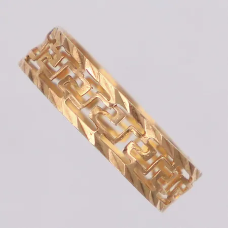 Ring med genombruten dekor, stl 16¼, bredd 5mm, 14K Vikt: 0,9 g