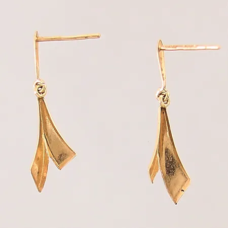 Ett par örhängen, längd: 24mm, bredd: 2,4-8,4mm, saknar stoppar, 18K Vikt: 0,8 g