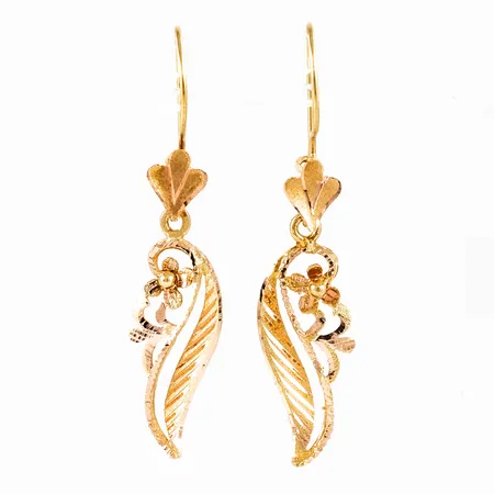 Hängande örhängen i 14K guld med fasetterad mönsterdekor. De är 6 - 10 mm breda, 45 mm långa och väger 2,5g.