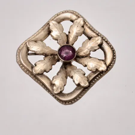 Brosch i silver, mått 29x29mm, 1st lila sten, mått Ø6mm, 830/1000, nålen är ej silver och rostig, vikt 3,15g.