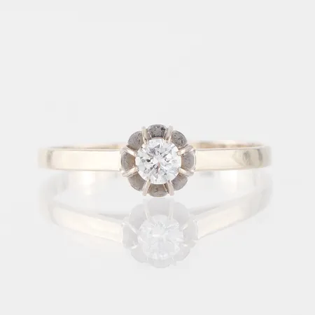 Ring med solitär diamant på 0.16 ct enligt inskription,Guldfynd AB, storlek 17 ¼ mm, bredd 1.3-4.2 mm,18k. Vikt: 1,5 g