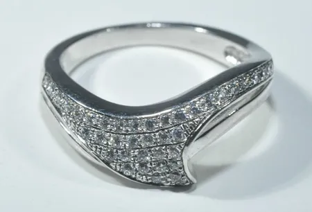 Ring med stenar , Ø 17 mm, bredd 2-8 mm, silver 925/1000 Vikt: 3,3 g