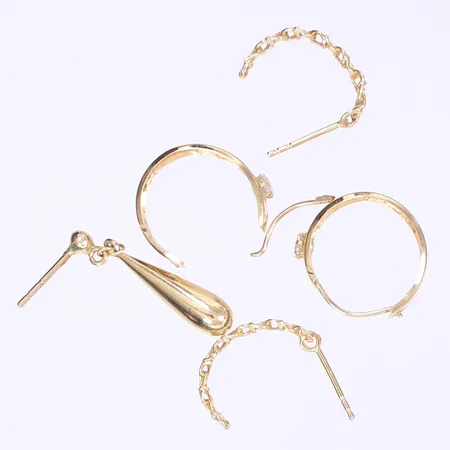 Fem örhängen med bl a vit sten, bl a modell Bismarck, defekt, udda, skador, 18K Vikt: 3 g