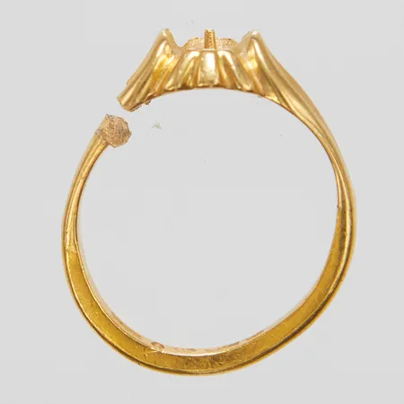 Ring, skev, avklippt, saknar sten, 23K Vikt: 4,8 g