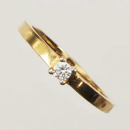 Ring med vit sten, stl 17½, bredd 1,6-3,6mm, 18K Vikt: 2,2 g