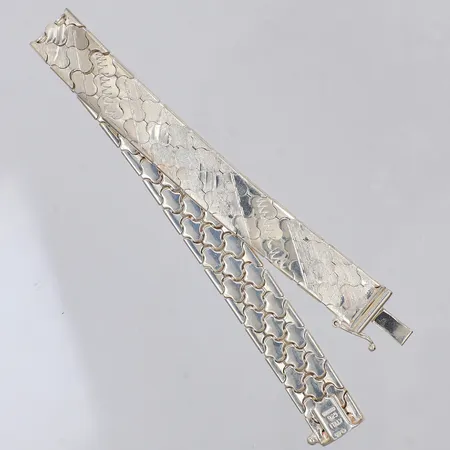 Armband halvstelt, 18,5cm, bredd 10mm, 830/1000 silver. Fint skick Vikt: 23,7 g