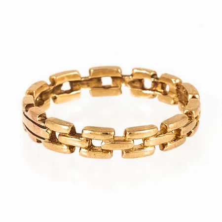 Ring i 18K guld. Den är i storlek 18, är 3,5 mm bred och väger 3,3g. Något skev skena. 