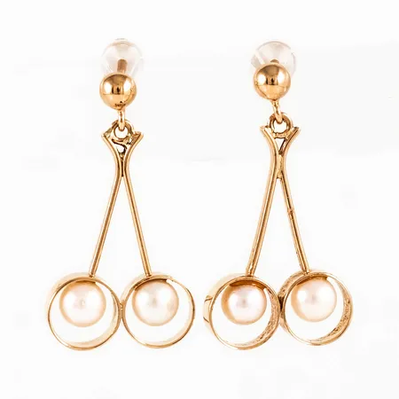 Hängande örhängen i 18K guld: Körsbär med odlade vita pärlor Ø c:a 4 mm. De är 3,5 - 13 mm breda, 24,5 mm långa och väger 2,2g. Snurrebussar saknas, men nya i plast medföljer.