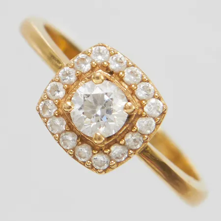 Ring, vita stenar, stl 15¾, höjd 5,8mm, bredd 2-7,8mm, italienska stämplar, 18K Vikt: 2,6 g