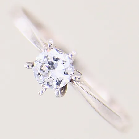 Ring med vit sten, stl: 18, bredd: 1,6mm, 925/1000 Vikt: 1,2 g