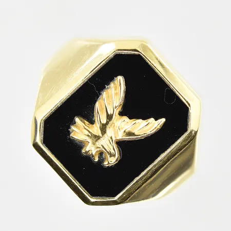 Klackring med örn på Onyxplatta, stl 17½, bredd 3-17 mm, 18K. Vikt: 6,3 g