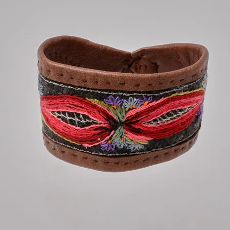 Broderat läderarmband i renskinn, renhorns knapp, längd 20cm, bredd 16-25mm.