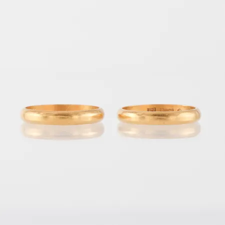 Ringar 2 st med gravyrer,23k. Vikt: 10,9 g