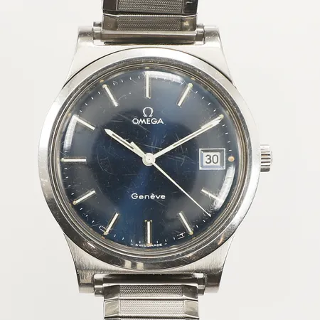 Armbandsur Omega Genéve, stål, manuell, 36mm, blå urtavla, troligen 1970-tal, sliten lysmassa, repigt glas, repig bakboett, flexlänk, ej original