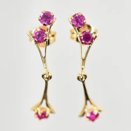 Ett par örhängen med rosa stenar, längd 20 mm, 14K. Vikt: 0,9 g