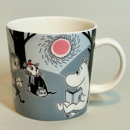 Mugg Mumin från Arabia Mumin på äventyr flytten, 2013 bland annat från serien Mumin och kometen, höjd 8 cm Ø8,5cm, rymmer 0,3l