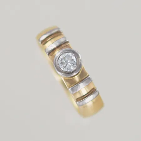 Ring med diamant 0,31ct, Ø 18 mm, bredd 5,3 mm, graverad, 18K Vikt: 6,9 g