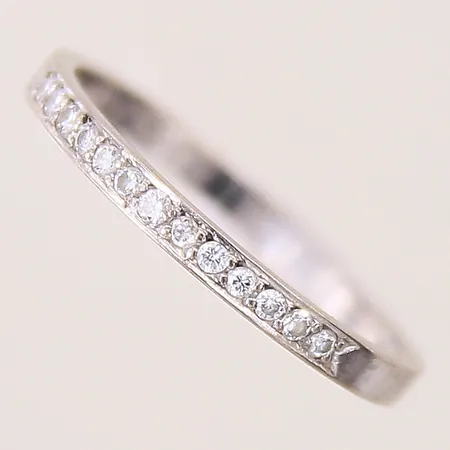 Ring halvallians med diamanter 0,14ctv enligt gravyr, stl: 17½, bredd: 1,9mm, gravyr, vitguld, 18K Vikt: 1,8 g