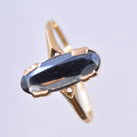 Ring med svart sten, stl 18, bredd 1-14 mm, 18K. Vikt: 2,1 g