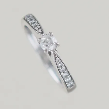 Ring med diamanter 13 st 0,20ct, Ø 17 mm, 18K Vikt: 4,6 g