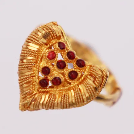 Ring, röda stenar, reglerbar storlek, 22K Vikt: 4,5 g