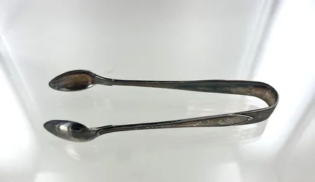 Sockertång år 1928, längd 11 cm, Initialer, silver 830/1000 Vikt: 19,7 g