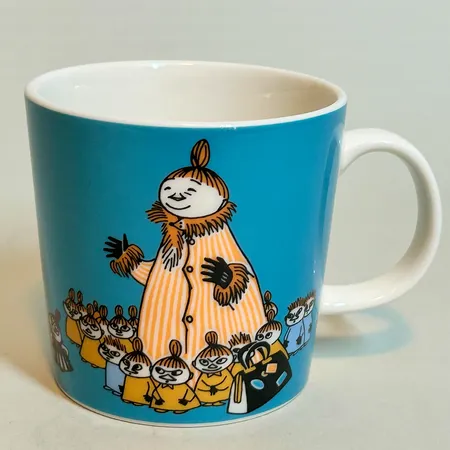 Mugg Mumin från Arabia Mymlans mamma på finska Mymmelin Äiti 2012, från serien Att bygga ett hus, höjd 8 cm Ø8,5cm, rymmer 0,3l