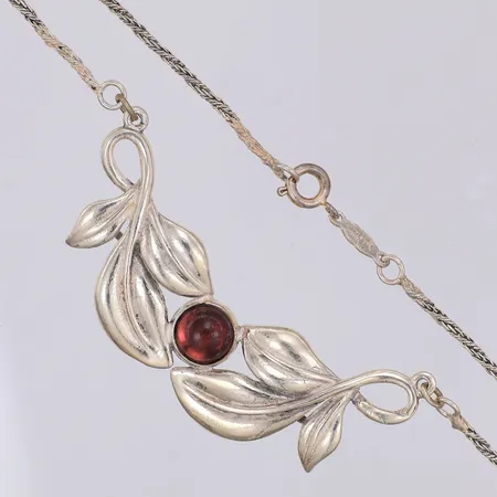 Collier med auberginefärgad sten, 45/46,5cm, hängdel 55 x 25mm, 925/1000 silver Vikt: 12 g