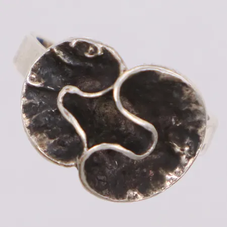 Ring, stl 18, bredd 15mm, justerbar storlek, öppen skena, skev, år 1976, 925/1000 silver Vikt: 5,4 g