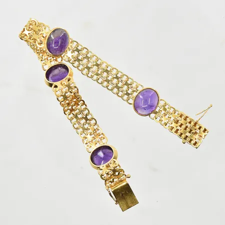 Armband X-länk med cabochonslipade Ametister, längd 18½ cm, bredd 10 mm, en låsåtta defekt, 18K. Vikt: 20 g